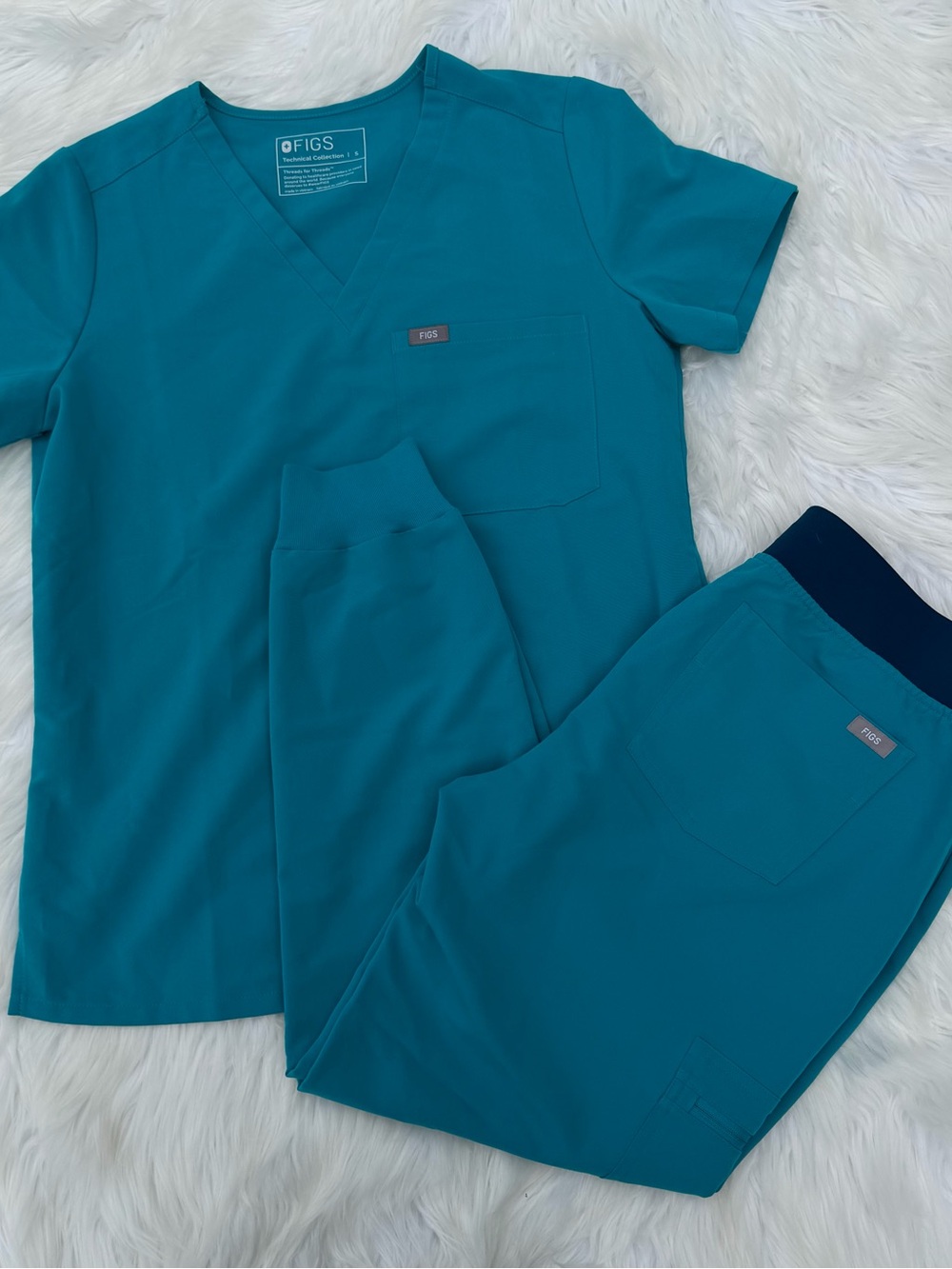 FIGS Catarina Scrub Top & Zamora Jogger Scrub Pant Set - Picture 2 of 12